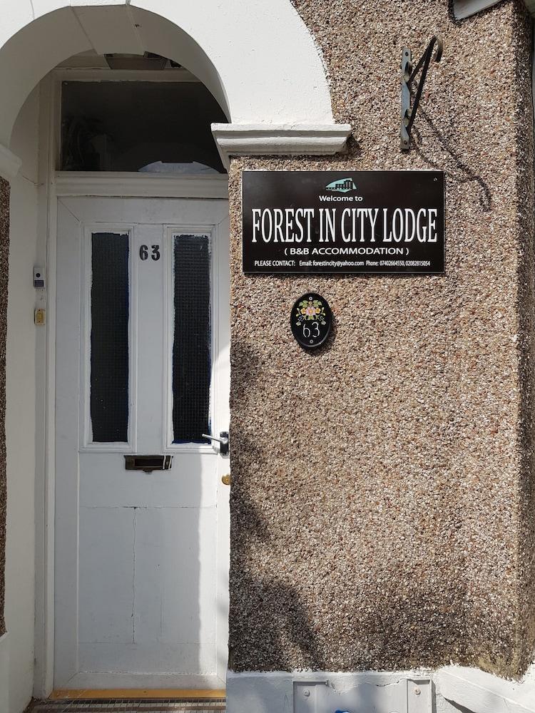 Forest In City Lodge Londen Buitenkant foto